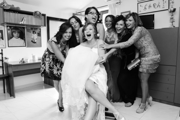 Madre e bambino sfogliano un album di matrimonio