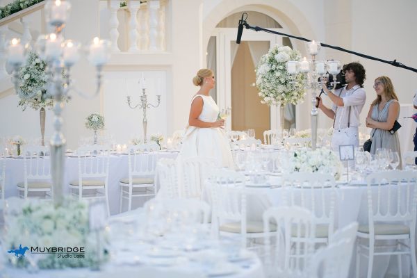 Sposa sorridente durante la preparazione del matrimonio